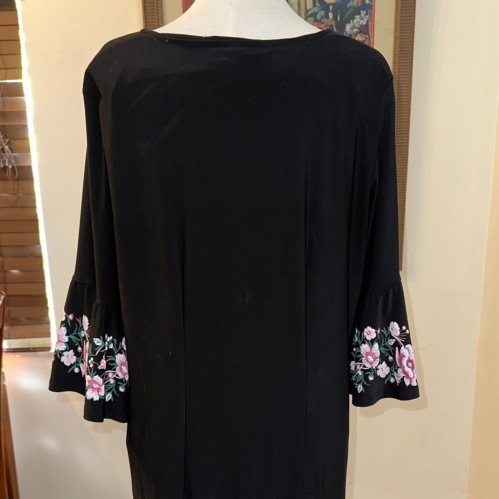 Roz & Ali  Black Floral Shift Dress w/ Ruffled Sleeves  Size 1X - Picture 10 of 12